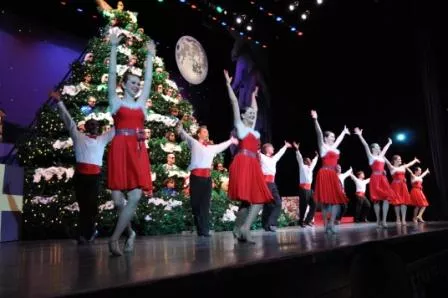 tree_2011_w_dancers_2_jpg-magnum.webp