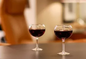 800px-Pair_of_wine_glasses