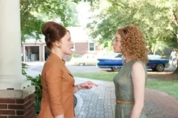 DALE ROBINETTE / DREAMWORKS - DIFFERENCE OF OPINION: Bryce Dallas Howard and Emma Stone in The Help