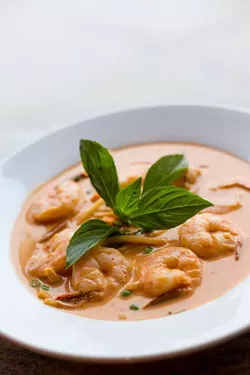MERT JONES - Gaeng Dang curry