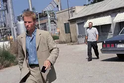 LIONSGATE - THANKS FOR THE MEMORY: Guy Pearce and Joe Pantoliano in Memento