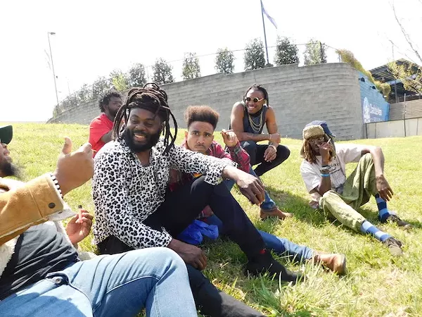 Black Linen (foreground) with the crew.