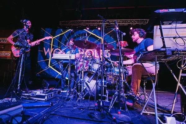 wormholes_on-stage_scaled.webp