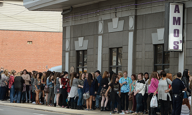 A line forms at the old Amos' location.